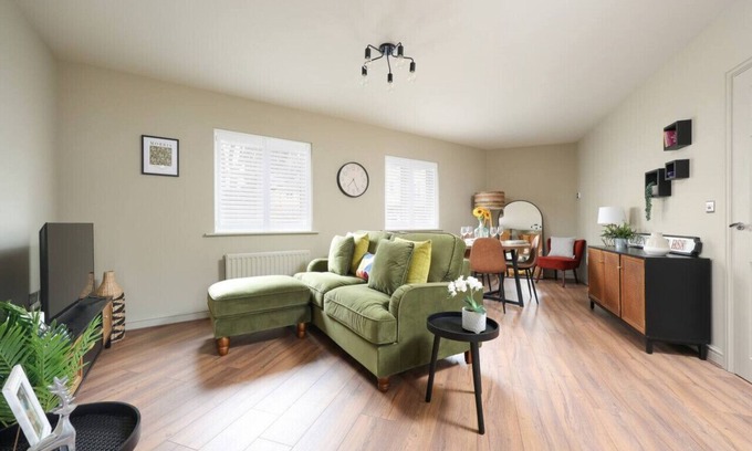 Malmesbury Apartment | Stylish Flat With Sofa Bed in Malmesbury