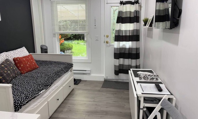 Richmond House | Stylish Garden Suite 1BR1BA King Bed Private Entrance Near YVR & Ferries