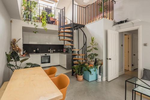Homerton Apartment | Stylish Georgian loft 3beds in London