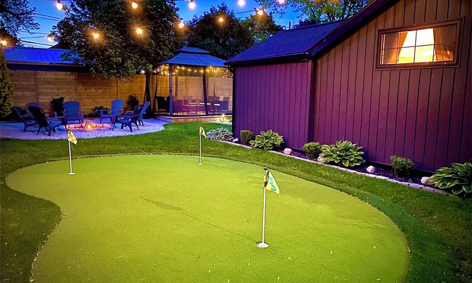 Kingsville House | Stylish Getaway w/putting green, bbq, fire-pit, smart TVs | Walk to restaurants