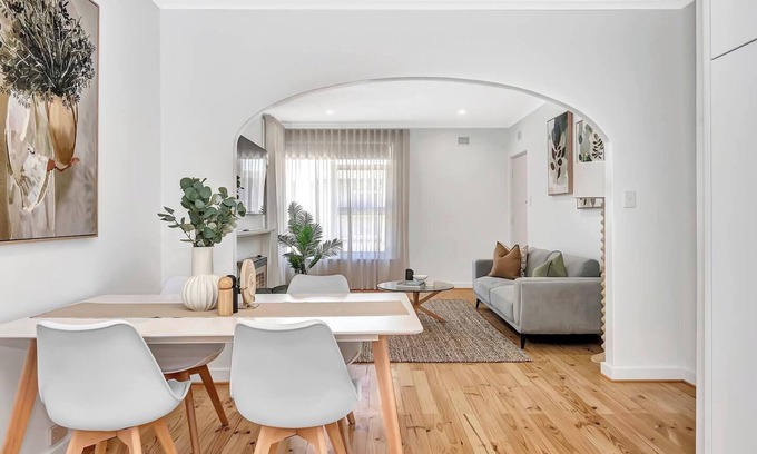 Glenelg East Apartment | Stylish Glenelg Stay with Alfresco and Comfort