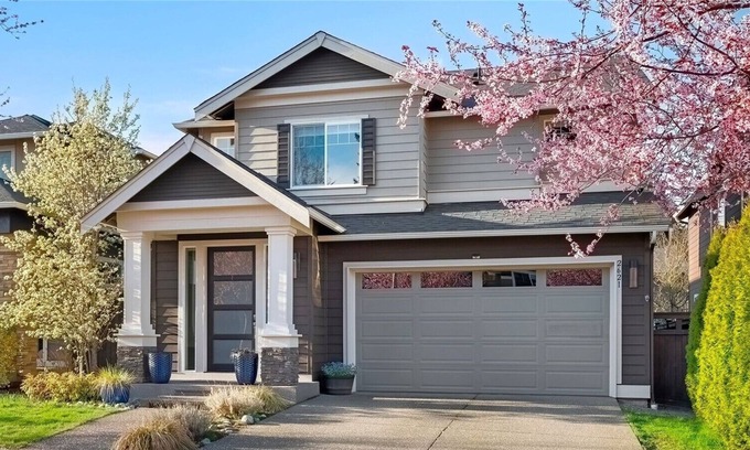 Silver Lake House | Stylish Gorgeous Quiet Residential Home near Mill Creek