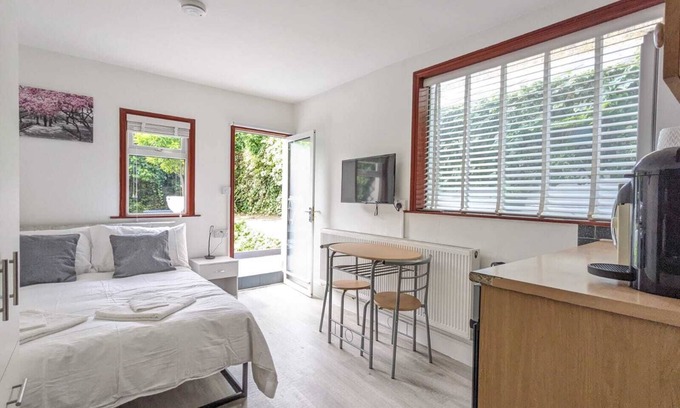 Askew Apartment | Stylish Ground Floor Garden Flat nr Central Londonnn