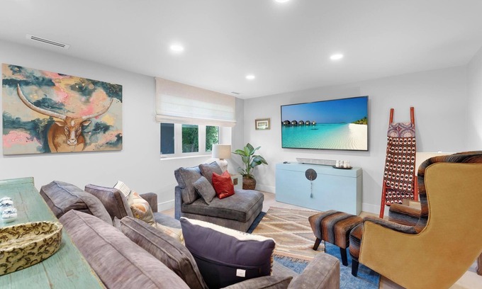 Sandy House | Stylish Guest Home with Garden and Mountain View