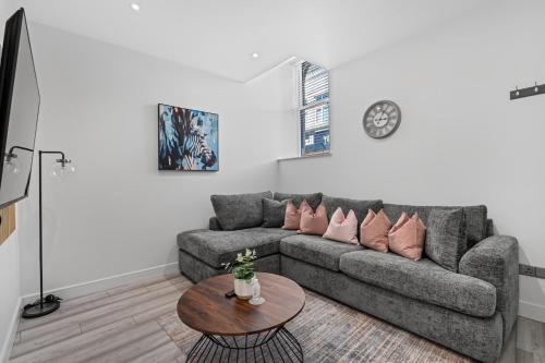 Swindon Apartment | Stylish Haven - 2 min from Station - Free Parking - Courtyard