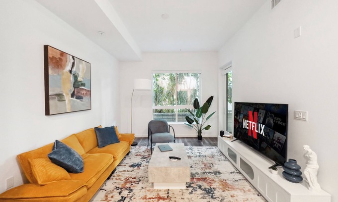 Los Angeles Apartment | Stylish Hollywood 1BD | Walk to Attractions & Nightlife |Pool, Gym, Free Parking