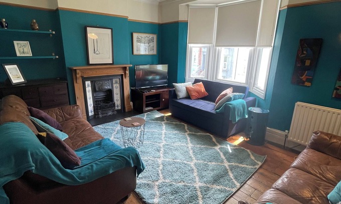 Brighton House | Stylish home with garden . Located near pubs, parks beach and town.