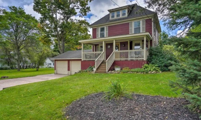 Mayville House | Stylish Home Near CHQ Institution & Lake Side Park-Back Yard for Entertaining