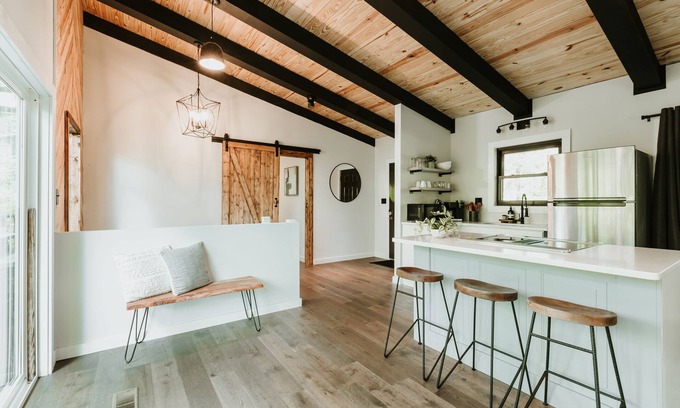 Townsend Cabin | Stylish Home w/Hot Tub in Laurel Valley!