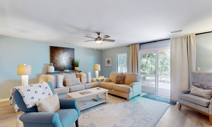 Palmetto Dunes Condo | Stylish Home w/Private Deck, Shared Pool, and access to Dining and Shopping