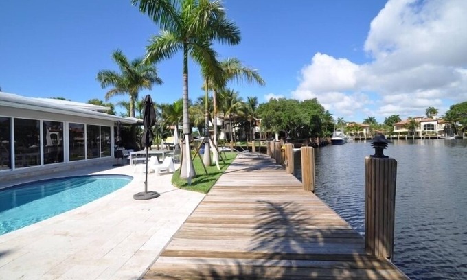 Idlewyld House | Stylish House 280 ft on the Canal with a heated pool - Villa Solara. Sleeps10-12