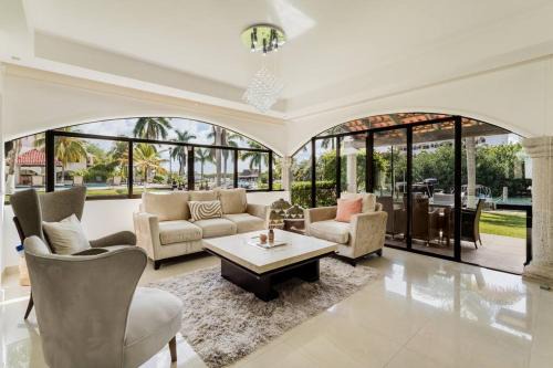Zona Hotelera Villa | Stylish Lagoon front Villa by Casa Paraiso