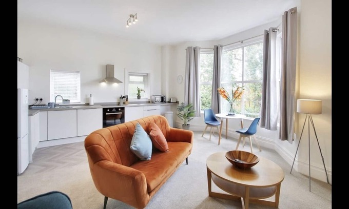 Royal Tunbridge Wells Apartment | Stylish large 1-Bed Apartment in Tunbridge Wells