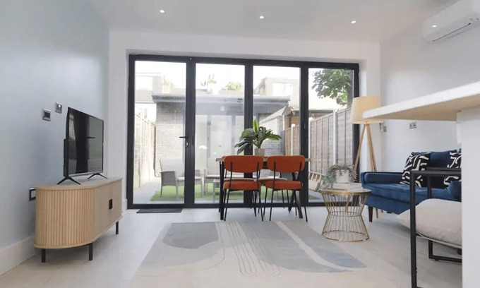 Lea Bridge Apartment | Stylish London Flat with Garden, Close to City