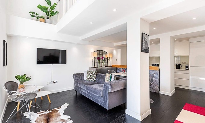 Riverside Apartment | Stylish London Flat with River Views & Top Location