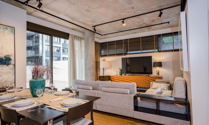 Docklands Apartment | Stylish Luxury! Balcony Access to Pool & BBQ area