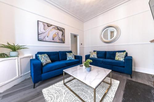 Barrow-in-Furness Apartment | Stylish Luxury Large 4BR KingBed