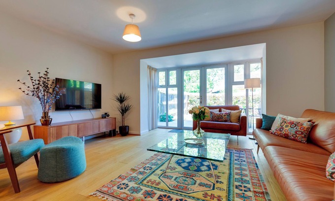 Cambridge House | Stylish luxury on edge of Cambridge | Free Parking | Pass the Keys