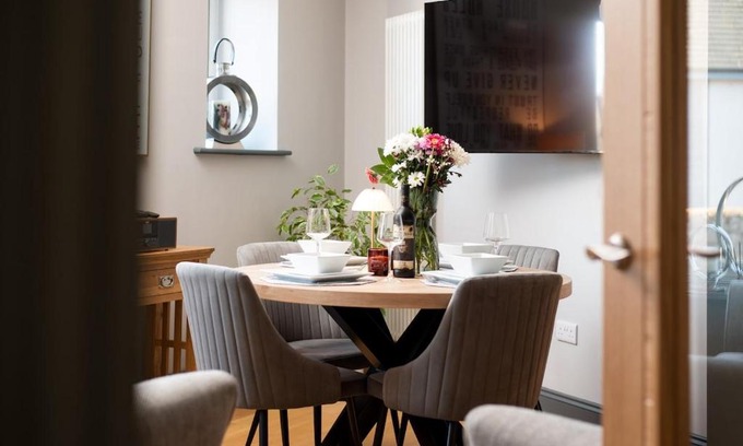 Tweedmouth Apartment | Stylish Maisonette with View