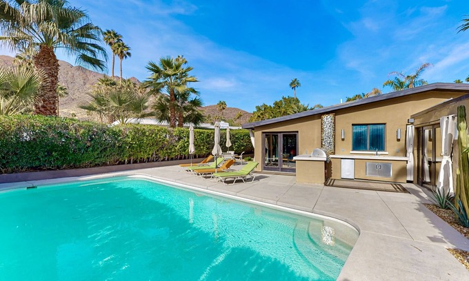 Vista Las Palmas House | Stylish Mid-century gem near downtown with pool, hot tub, fire table & WiFi