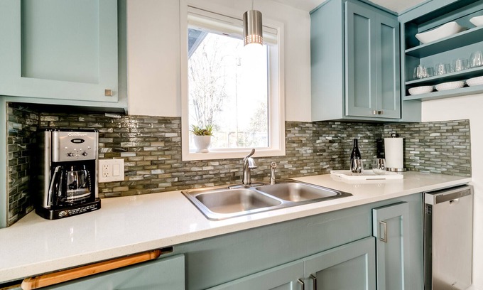 Amazon House | Stylish Mid Century Home 2 mi. to Downtown & UO.