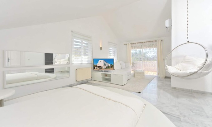 Guadalmina House | Stylish Modern 4 bedroom/4 bathroom villa near the beach in Guadalmina