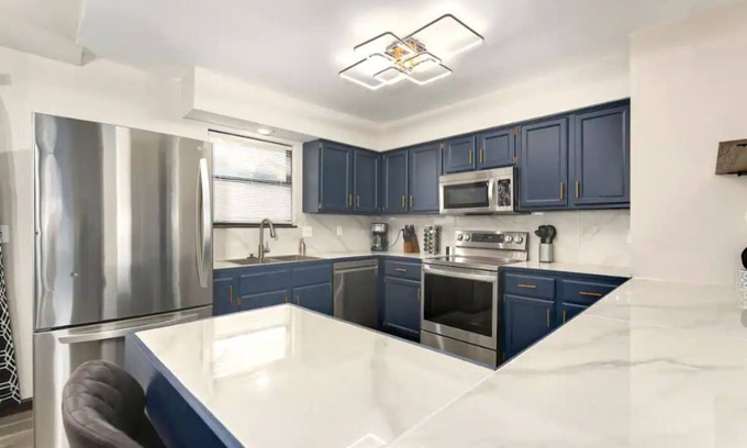 Overland Park House | Stylish modern 4/3 family home in Overland Park
