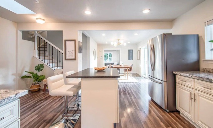 Atlantic House | Stylish Modern Farmhouse w/Yard 10 mins from DT