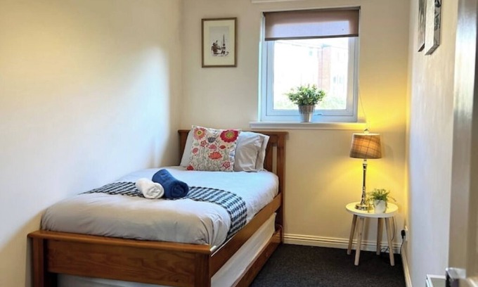 North Glasgow Apartment | Stylish Modern Flat with Juliet Balcony & Parking