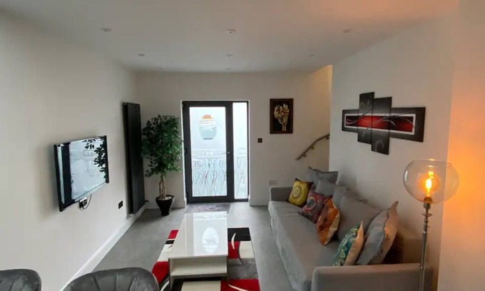 Christchurch Apartment | Stylish & modern, in a quiet, convenient location