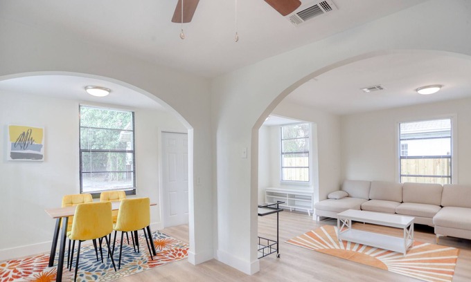 Southwest Coconut Grove House | Stylish, Modern with a splash of Glam! 4/3 In the Historic Coconut Grove ❣