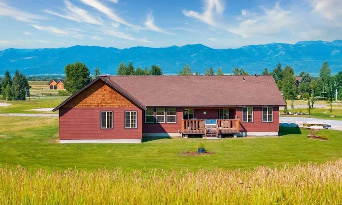 Victor House | Stylish Mtn Home, Fireplace, Views!