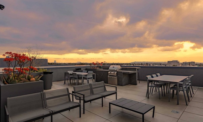 West Los Angeles Apartment | Stylish Near UCLA Coliving Suite w In unit W&D