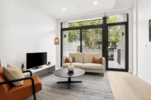 Alexandria Apartment | Stylish New 3 BDRM house - Alexandria