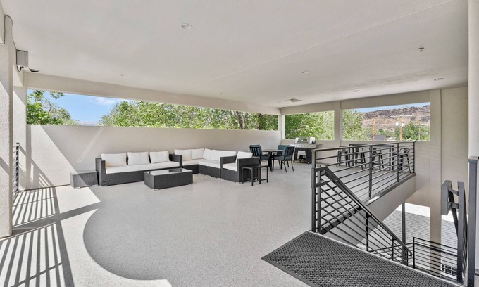 Hurricane Apartment | Stylish New Downtown Loft Near Zion, Hiking, Golf & Food!