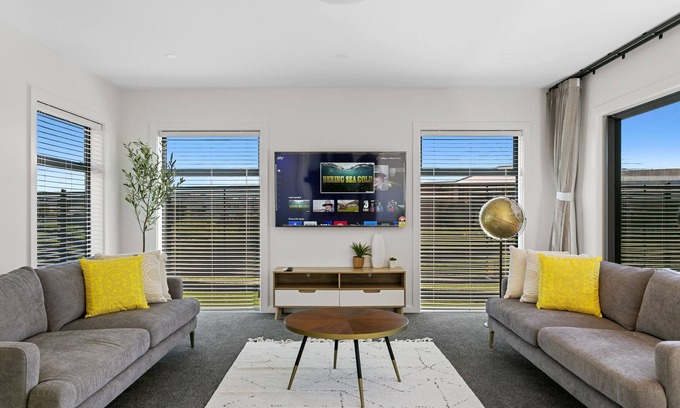 Wharewaka House | Stylish New Retreat in Taupon- Fireplace, BBQ, Walk to lake, Countdown