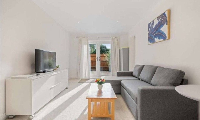East Molesey Apartment | Stylish Oasis Apartment & Garden