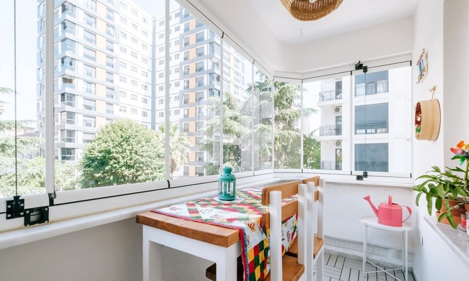 Kadikoy Apartment | Stylish Oasis with Lovely Balcony 10 min to Moda