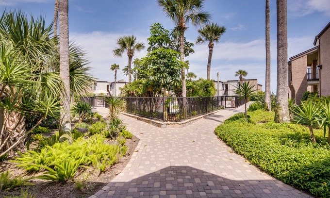 South Padre Island Condo | Stylish oceanfront condo with on-site pool & hot tub - walk to the beach