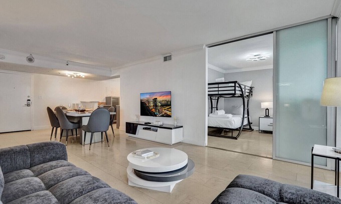 La Gorce Apartment | Stylish Ocean Beach Retreat/Beach Service/1009