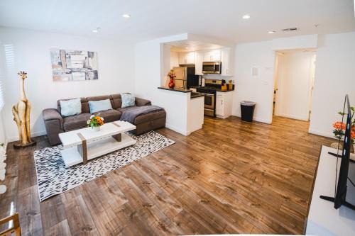 Wilshire Apartment | Stylish One Bedroom in Hollywood Koreatown Area with Parking