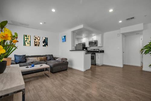 Wilshire Apartment | Stylish One-Bedroom Retreat with Central AC & Free Parking in the Heart of Hollywood