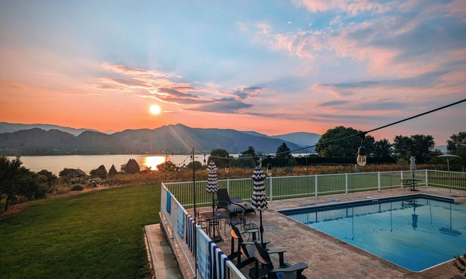 Oroville House | Stylish Osoyoos Lakeview Oasis w/Private Pool, Game room, Sunroom!