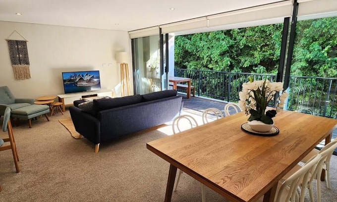 Randwick Apartment | Stylish parkside retreat