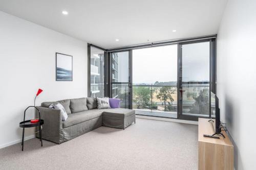 Phillip Apartment | Stylish Phillip apartment with gym and pool - Hosted by CanStay