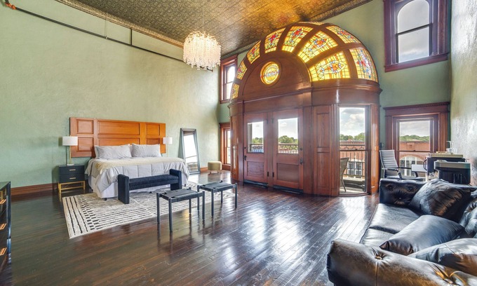 Marshall Apartment | Stylish Private Balcony: Downtown Marshall Studio!