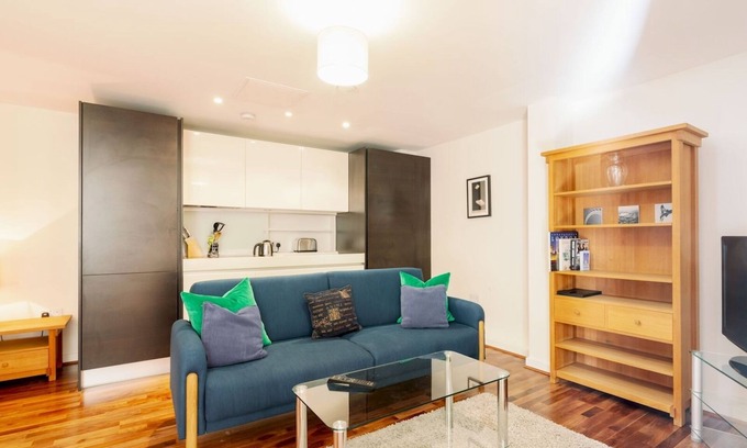 St Luke's Apartment | Stylish Retreat | Walk to Barbican & St. Paul’s | Pass the Keys