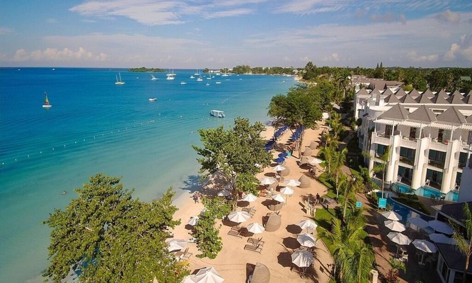 Orange Bay Apartment | Stylish Royal Suite w/King Bed, Ocean Views & Private Patio ALL-INCLUSIVE
