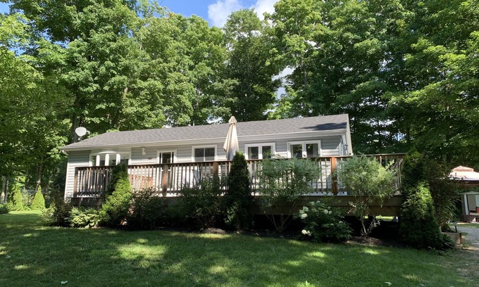 Sauble Beach House | Stylish Sauble Beach Cottage– 3-Bedroom Family Getaway, 10 Min Walk to the Beach
