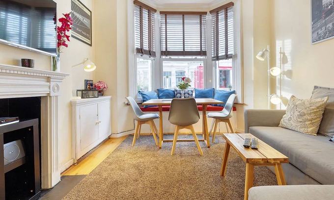 Munster Apartment | Stylish self contained patio Garden Apartment in London’s fashionable SW6,